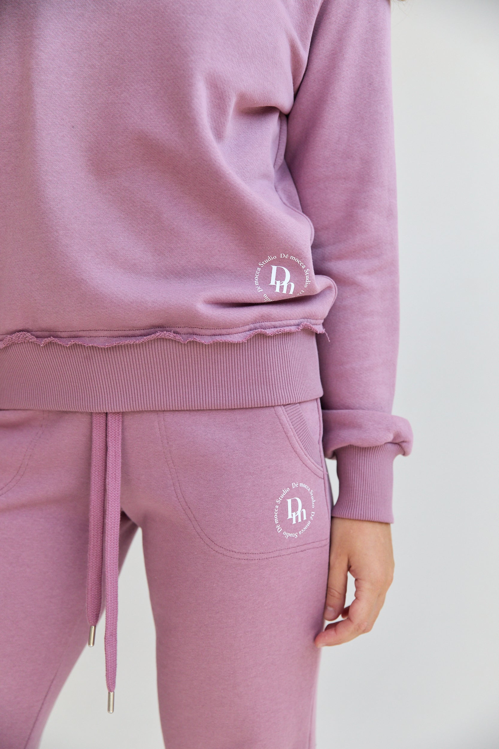 The cozy slim sweatpants with seam detailing and an elastic waistband with adjustable drawstrings and hand-pockets. Our feminine cut that sits perfectly on the body. With the DM logo in the upper part of the pants. Fit: mid waist, slim Relaxed, ankle-length