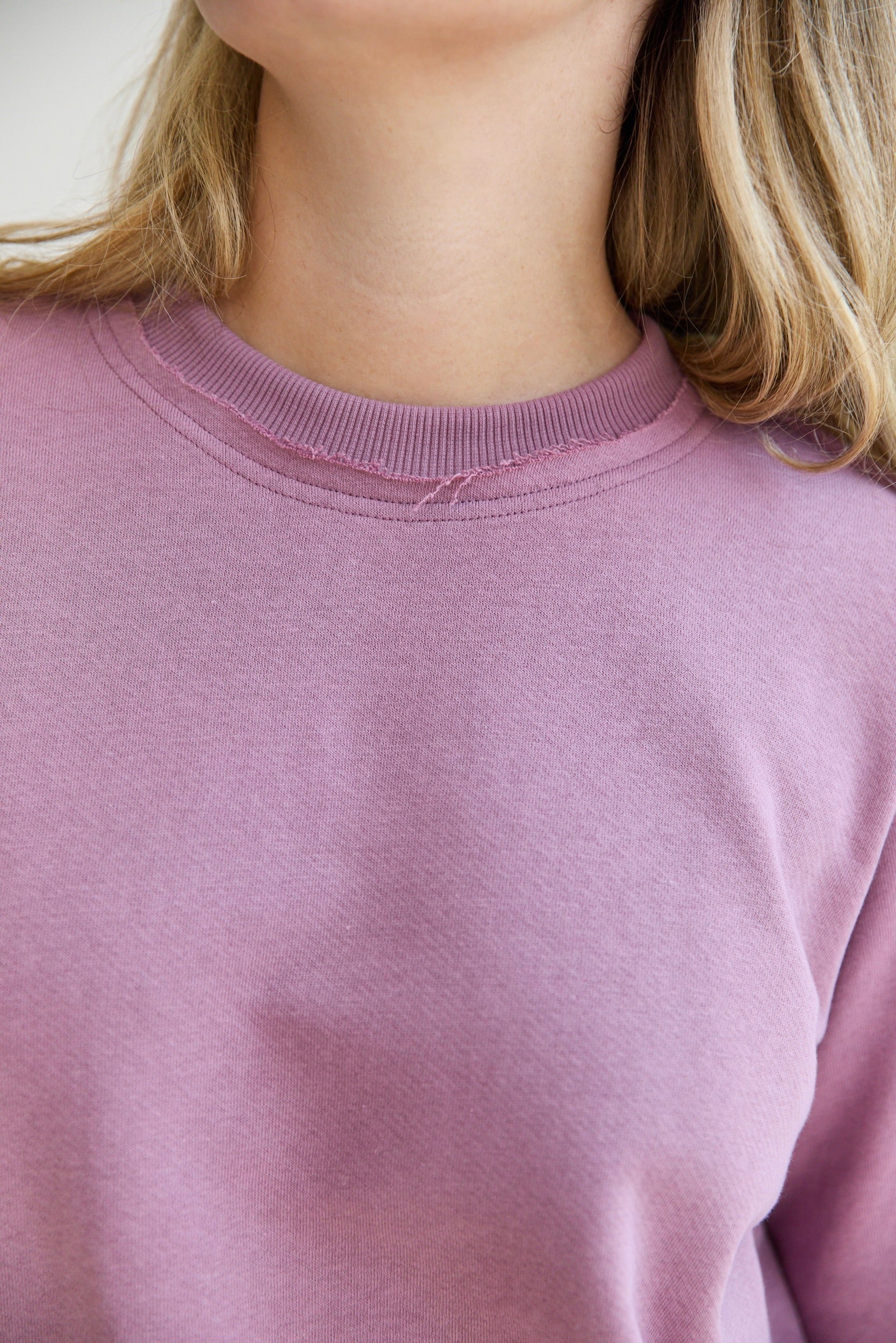 pink old rose our timeless sweatshirt, simple as that and goes with everything. We added little rips on the neckline and ribbed sleeve cuffs to add dimension. With the DM logo in the lower part.