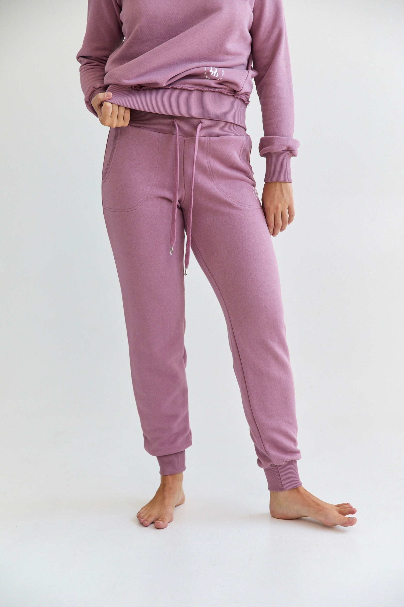 The cozy slim sweatpants with seam detailing and an elastic waistband with adjustable drawstrings and hand-pockets. Our feminine cut that sits perfectly on the body. With the DM logo in the upper part of the pants. Fit: mid waist, slim Relaxed, ankle-length