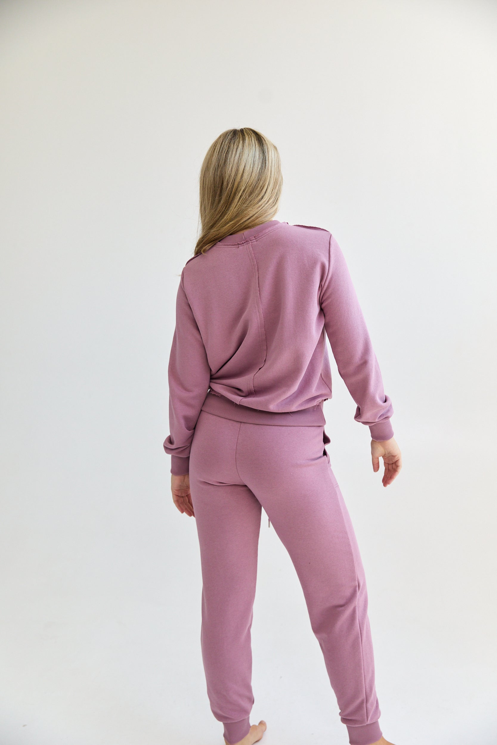 The cozy slim sweatpants with seam detailing and an elastic waistband with adjustable drawstrings and hand-pockets. Our feminine cut that sits perfectly on the body. With the DM logo in the upper part of the pants. Fit: mid waist, slim Relaxed, ankle-length