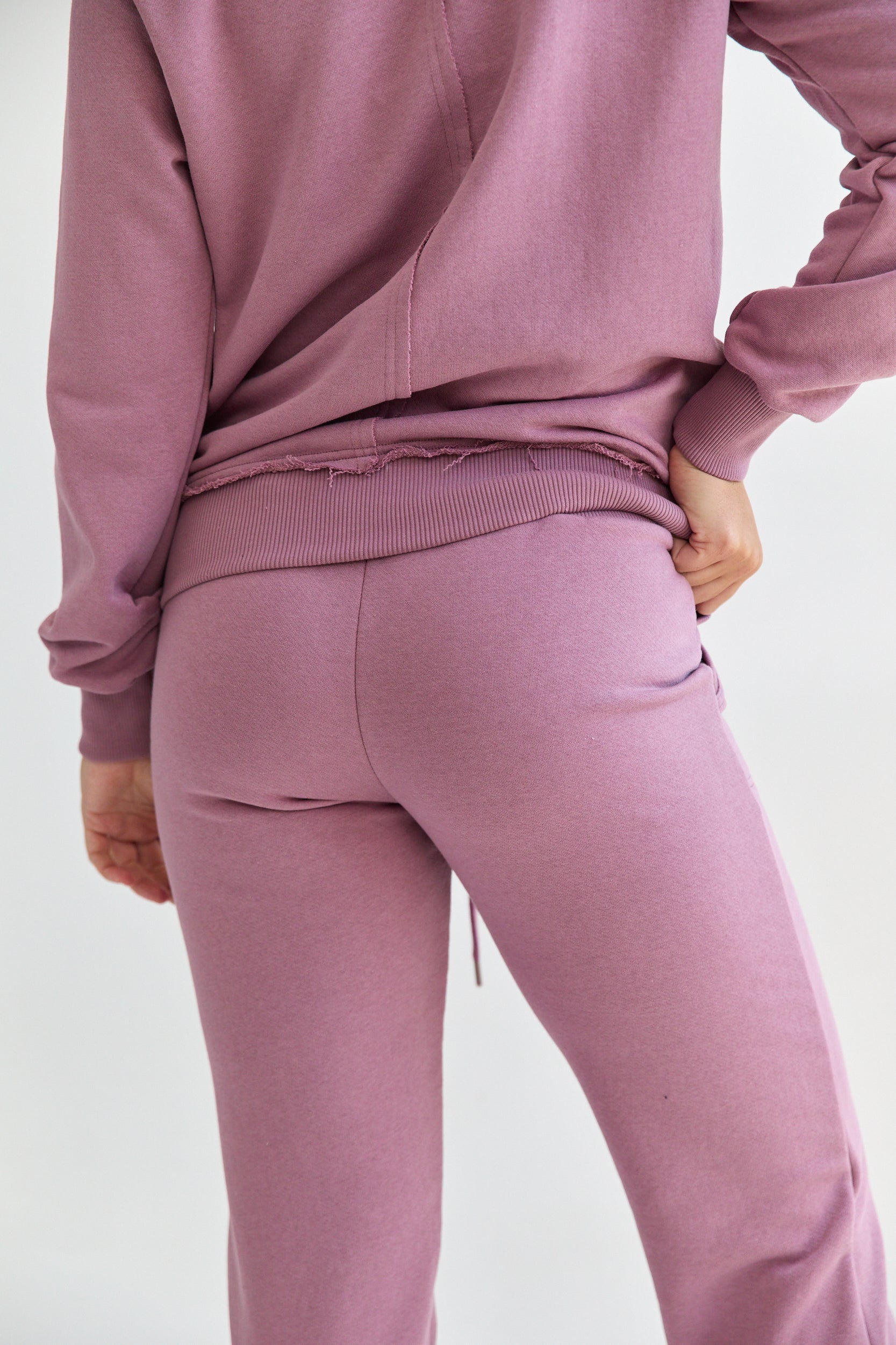 The cozy slim sweatpants with seam detailing and an elastic waistband with adjustable drawstrings and hand-pockets. Our feminine cut that sits perfectly on the body. With the DM logo in the upper part of the pants. Fit: mid waist, slim Relaxed, ankle-length