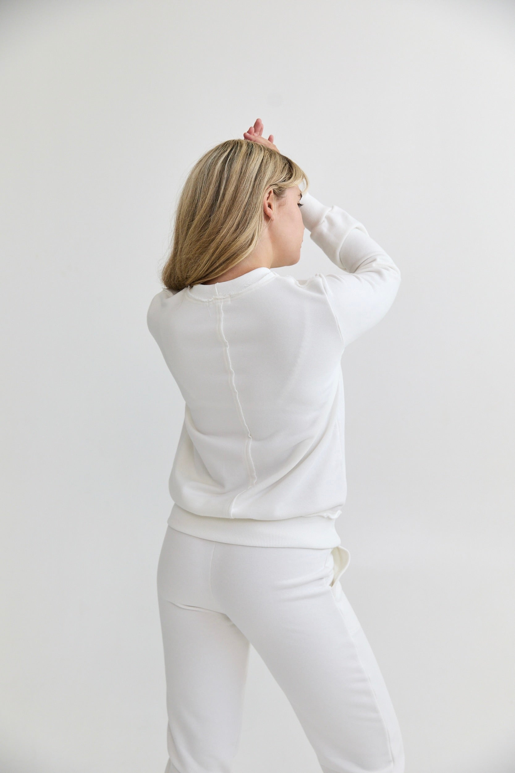 The cozy slim sweatpants with seam detailing and an elastic waistband with adjustable drawstrings and hand-pockets. Our feminine cut that sits perfectly on the body. With the DM logo in the upper part of the pants. Fit: mid waist, slim Relaxed, ankle-length. model wearing size s.