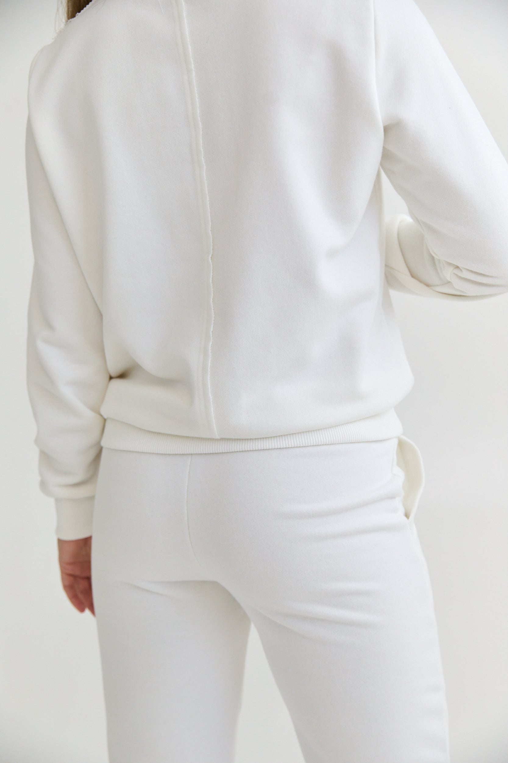 The cozy slim sweatpants with seam detailing and an elastic waistband with adjustable drawstrings and hand-pockets. Our feminine cut that sits perfectly on the body. With the DM logo in the upper part of the pants. Fit: mid waist, slim Relaxed, ankle-length. model wearing size s.