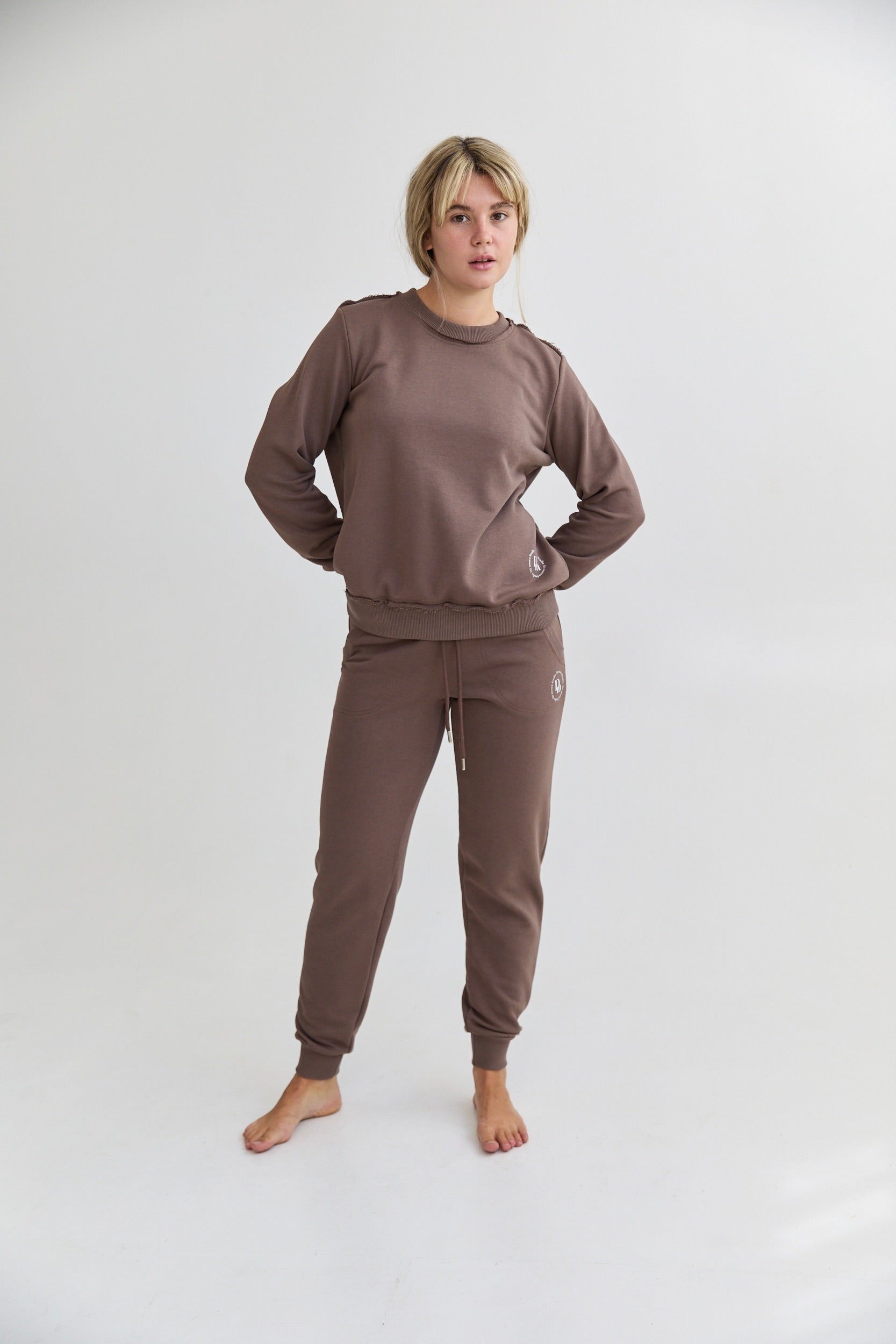 The cozy slim sweatpants with seam detailing and an elastic waistband with adjustable drawstrings and hand-pockets. Our feminine cut that sits perfectly on the body. With the DM logo in the upper part of the pants.