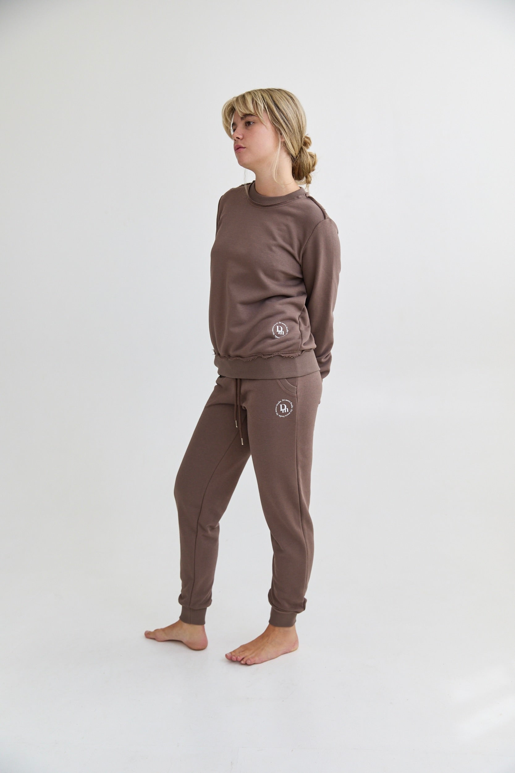 The cozy slim sweatpants with seam detailing and an elastic waistband with adjustable drawstrings and hand-pockets. Our feminine cut that sits perfectly on the body. With the DM logo in the upper part of the pants.