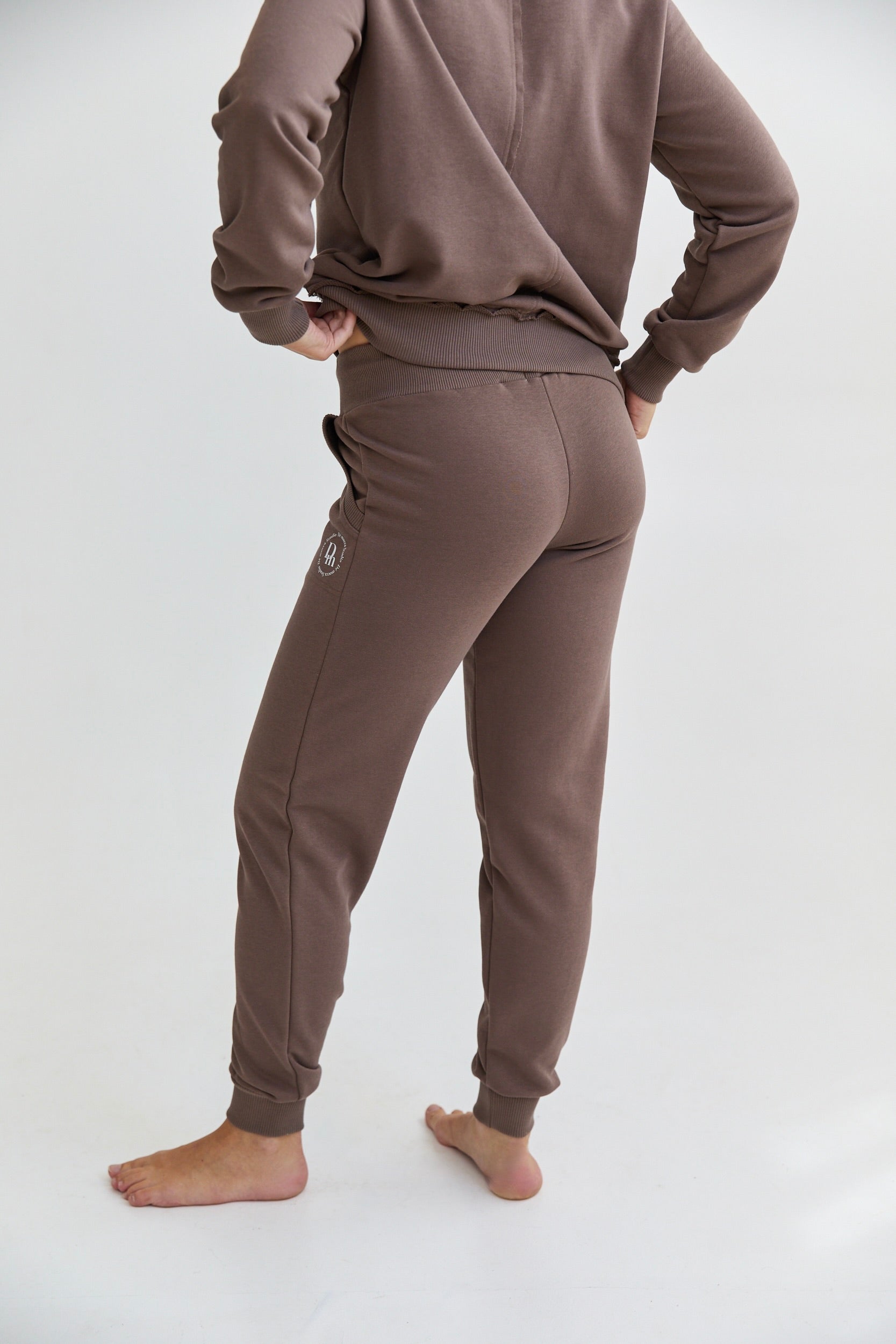 The cozy slim sweatpants with seam detailing and an elastic waistband with adjustable drawstrings and hand-pockets. Our feminine cut that sits perfectly on the body. With the DM logo in the upper part of the pants.